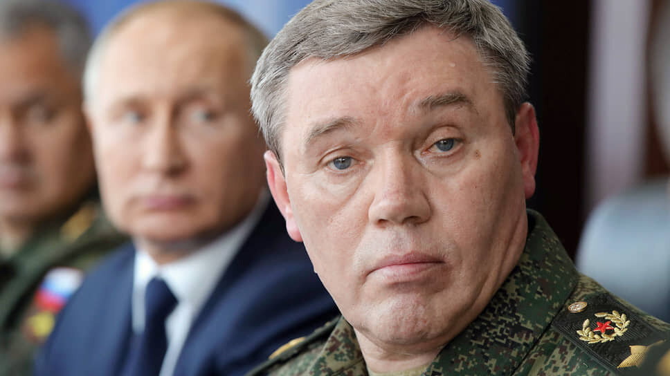 Валерий Герасимов (на переднем плане), президент Владимир Путин и экс-министр обороны РФ Сергей Шойгу (на заднем).📷Фото: Пресс-служба Президента России