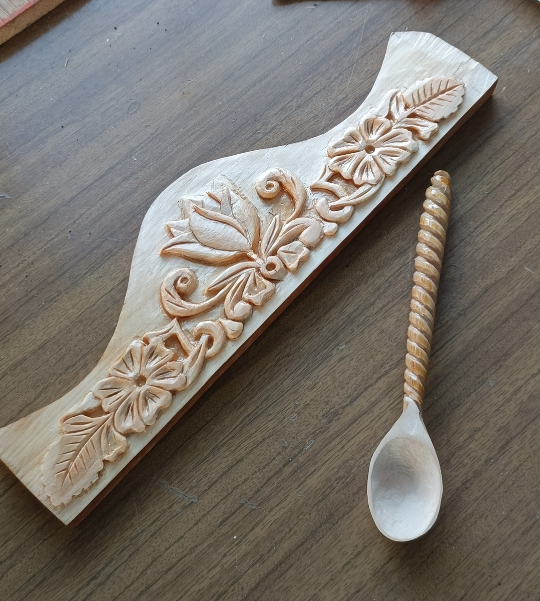 Нашла старую ложку, попробовала на ней резьбу.