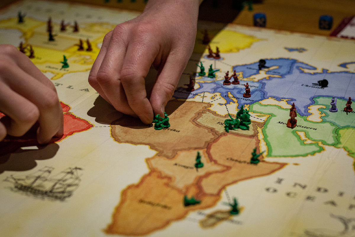 Источник фото https://ru.freepik.com/premium-photo/cropped-hands-playing-map-board-game_102634924.htm