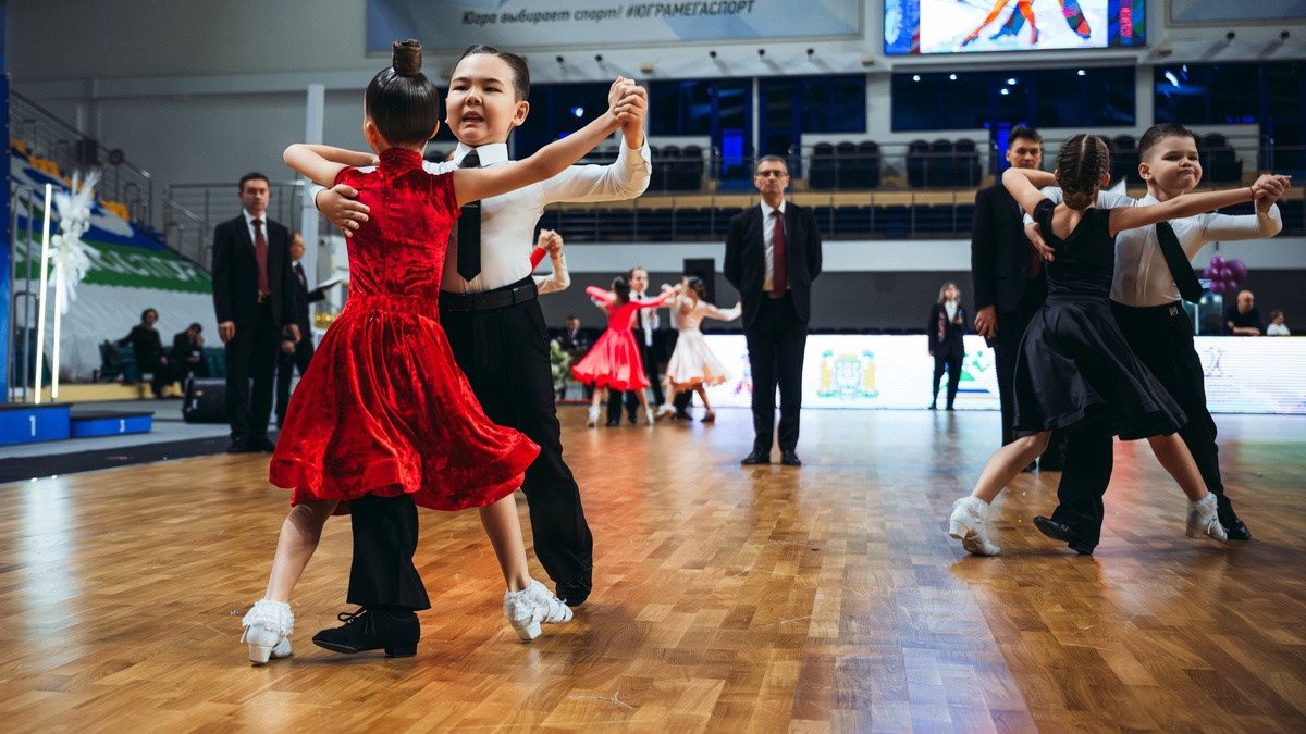    260 танцоров зажгли на паркете региональных соревнований в Нефтеюганске