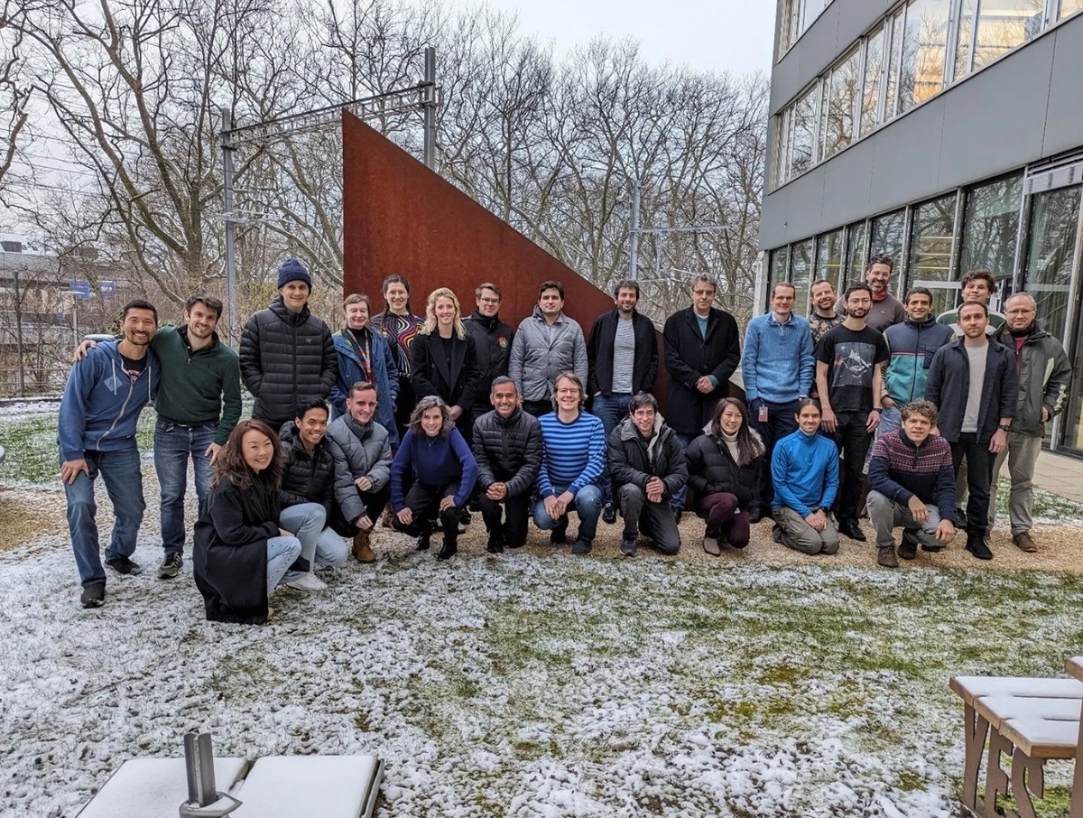 Начальный состав команды «Парадигма интеллекта» (Pi) январь 2024 г.; 9й слева в верхнем ряду — Блез Агуэра-и-Аркас; Цюрих. Фото https://whatisintelligence.antikythera.org/