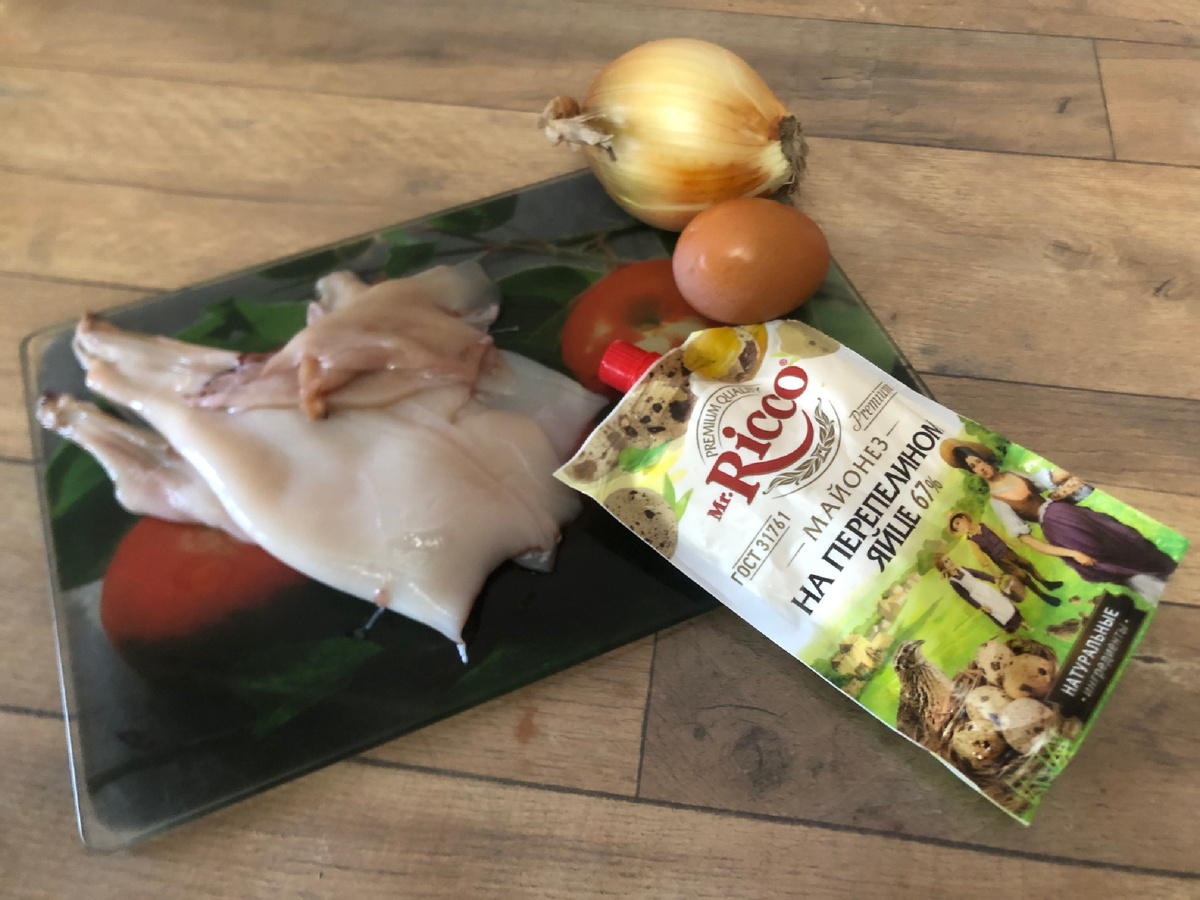 Две тушки кальмаров, репчатый лук, вареное яйцо, майонез. Фотоиллюстрации рецепта автора.