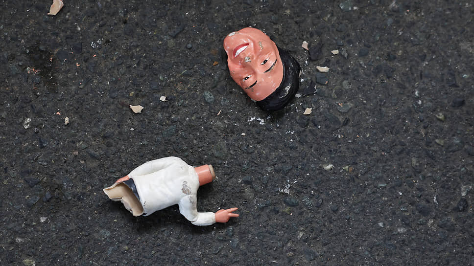 Разломанная кукла Родриго Дутерте.📷Фото: Eloisa Lopez / Reuters