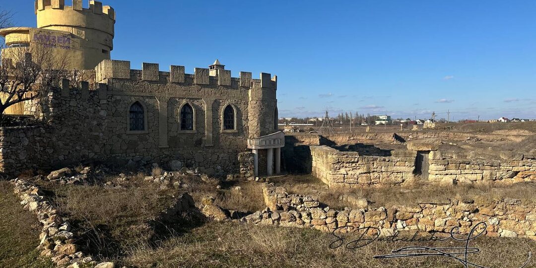 Кара-Тобе — это название, которое в переводе с тюркского языка означает «Чёрный холм» или «Чёрное поселение».