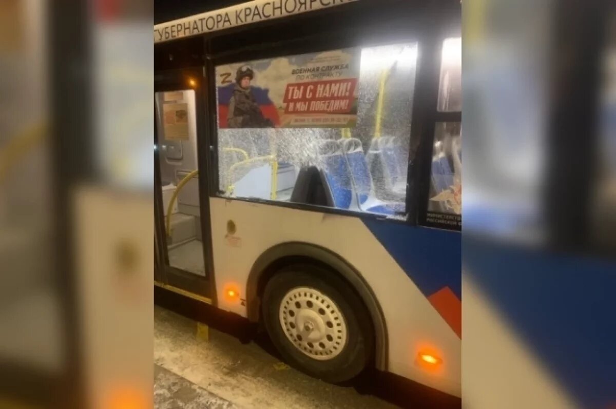    У автобуса повреждено окно.