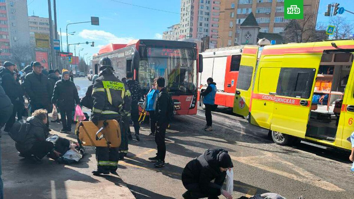    В Казани водитель такси сбил 11 человек на остановке
