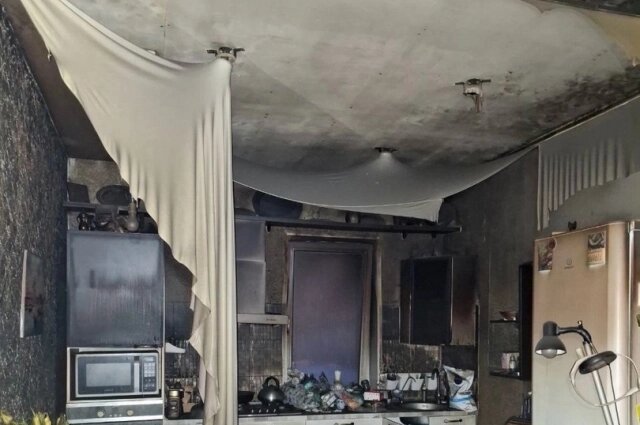    После пожара дом не пригоден для проживания, поэтому семье приходится ютится у соседей. Фото: Из личного архивa/ Наталья Галина