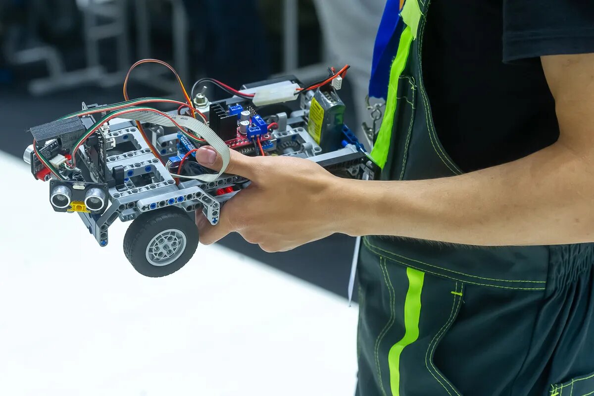 Робототехника — междисциплинарное направление, которое объединяет логику, математику, физику, механику, программирование |Фото: Андрей Ткаченко