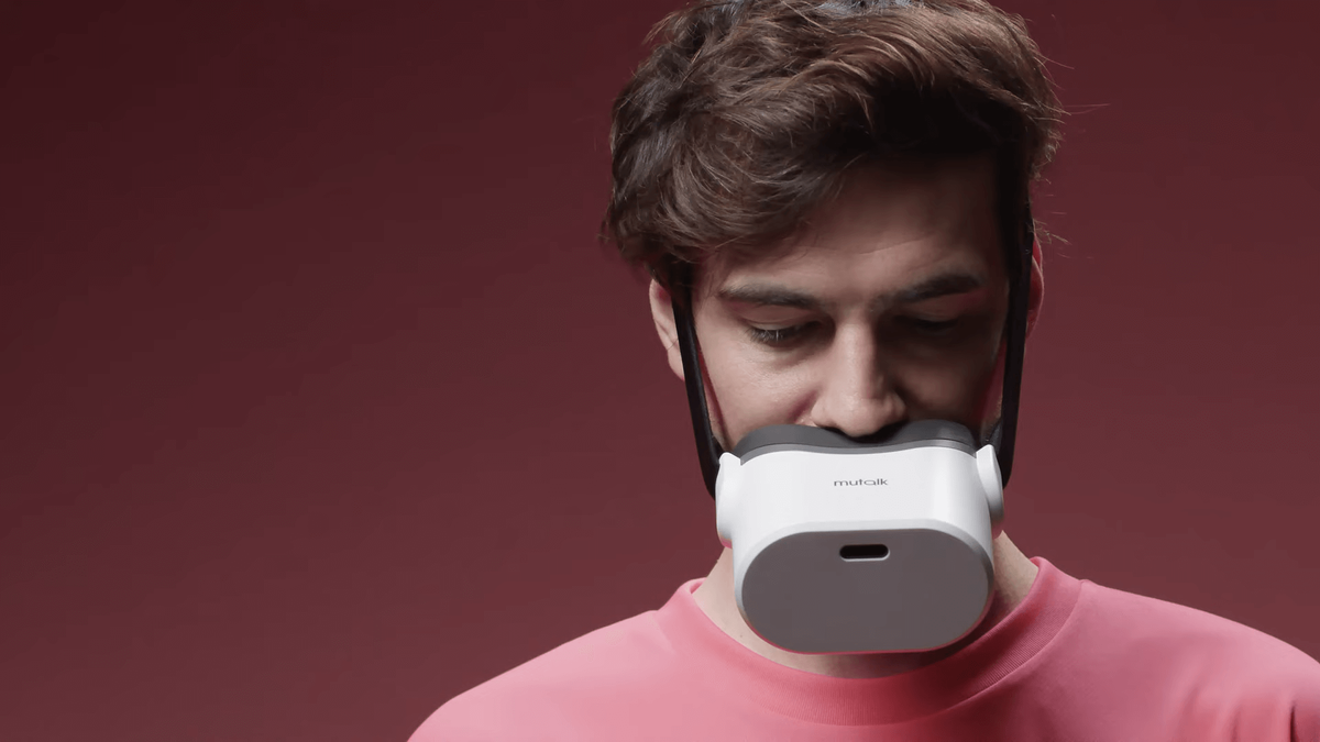 В последнее время в мире гейминга появилась новая и довольно странная тенденция — намордники для геймеров. Внешне эти устройства напоминают защитные аксессуары, которые носит животное, но их цель совершенно иная: не ограничивать речь, а, наоборот, улучшить игровой опыт, снизив шум, повысив концентрацию и даже улучшив физическое самочувствие. Но как это работает? Рассмотрим этот тренд подробнее.