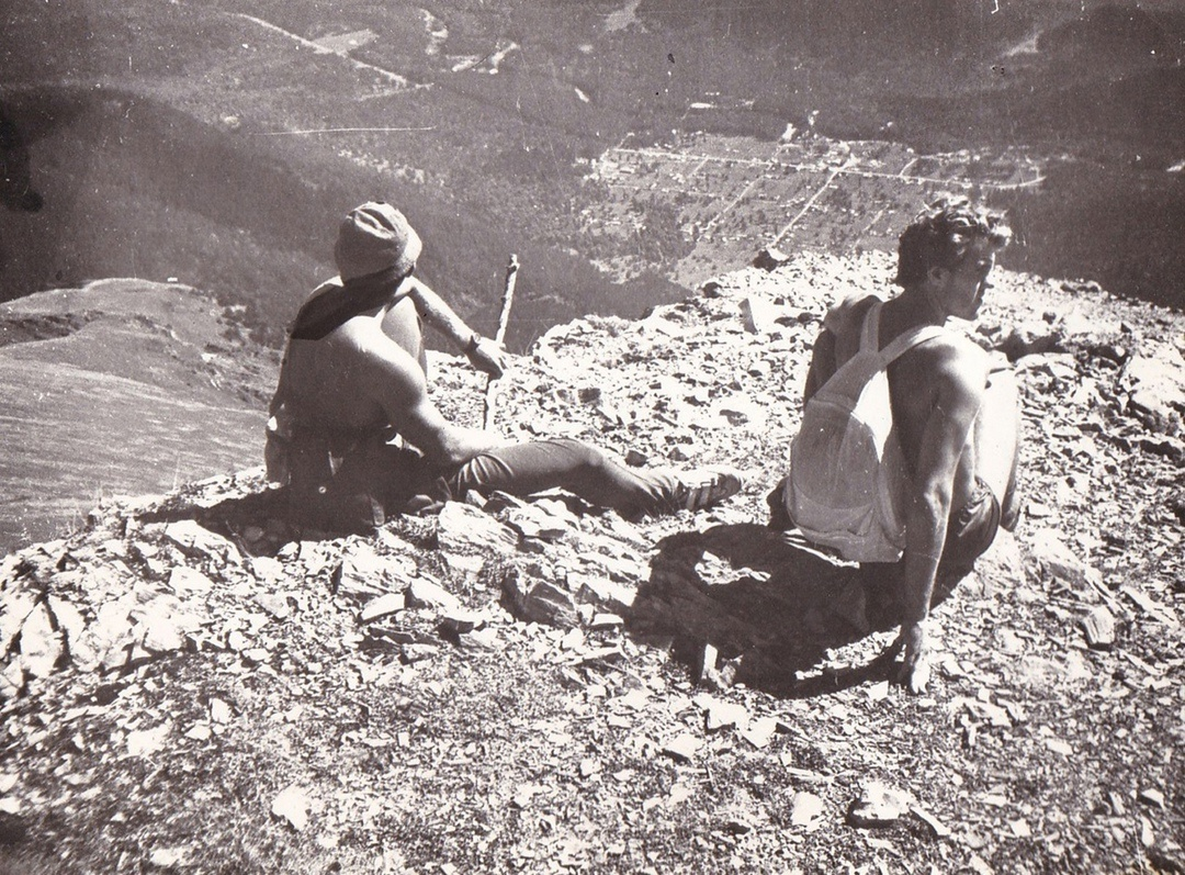 Вид на поселок Архыз с вершины -. пик Пионеров (3050 м.) ,
хребет Абишира Ахуба , Сентябрь 1989