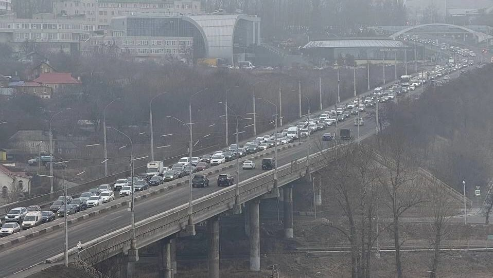 Фото: Vladimir Titov. Пробка на проспекте Ватутина
