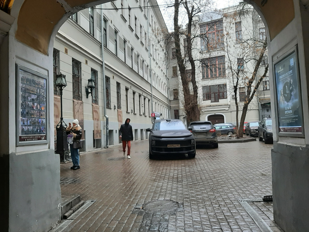 фото автора  подворотня дома