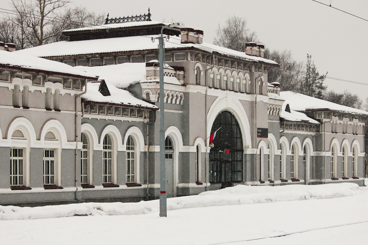 Вокзал в Свече со стороны путей
