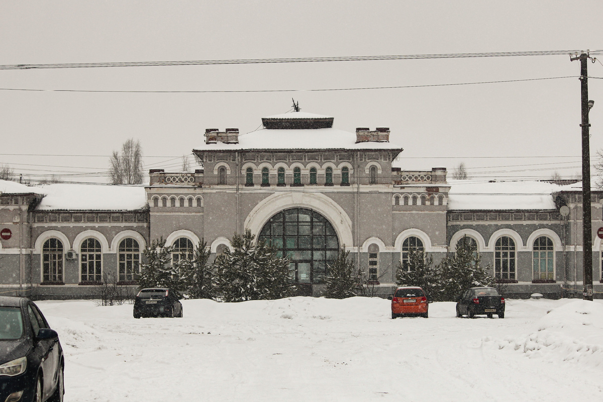 Вокзал в Свече со стороны посëлка