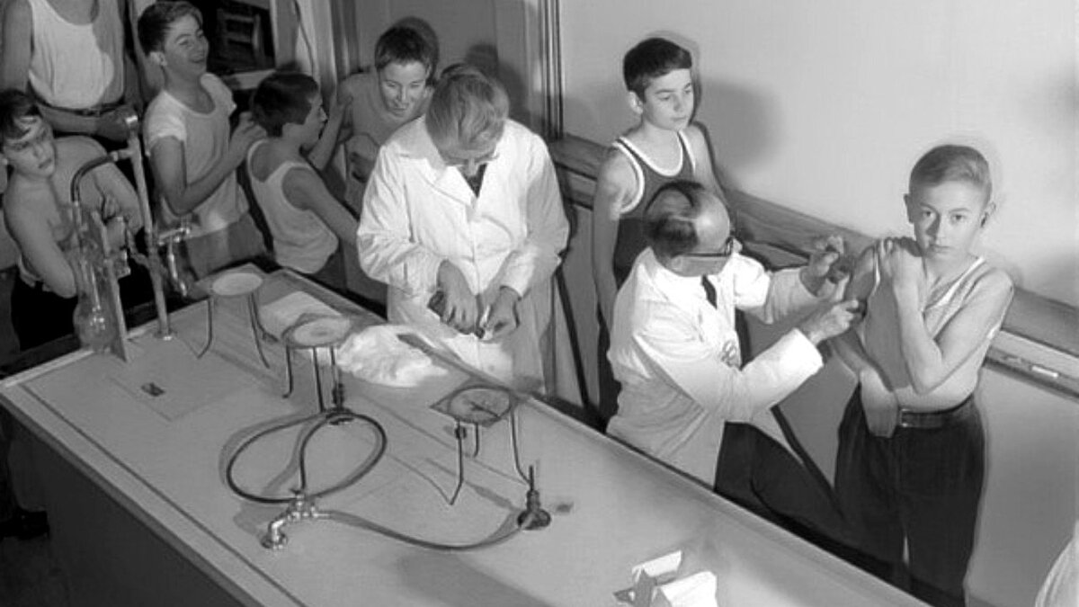 Обязательная вакцинация от черной оспы, призванная предотвратить ее вспышку в 1960м году