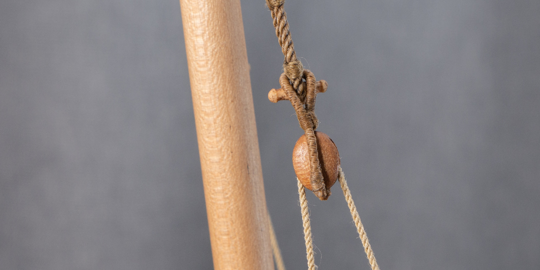 Выпуск №18. Подвесные ванты, клеванты, одношкивный блок и первый сплесень стропа. Постройка модели Gozzo S.Caterina 1759 в масштабе 1:12.