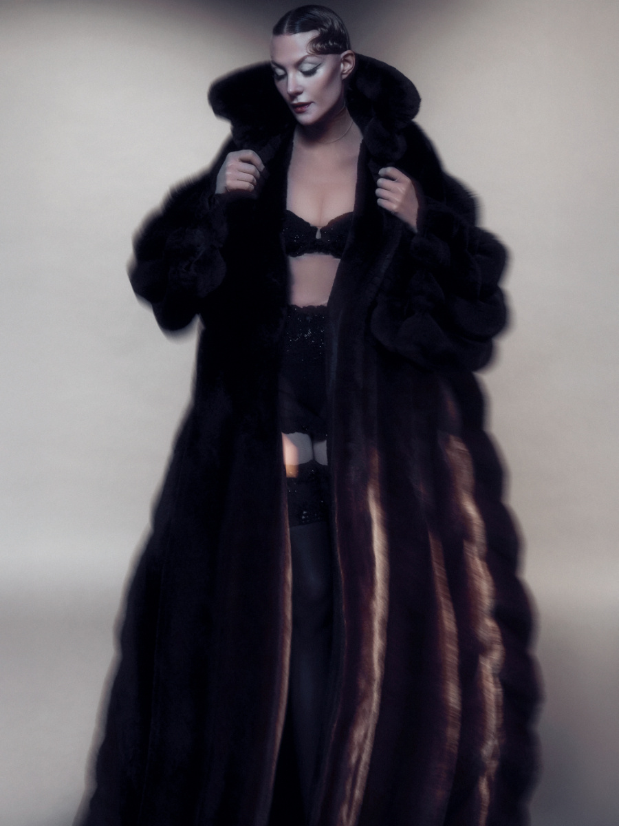 Один из провокационных кадров. 