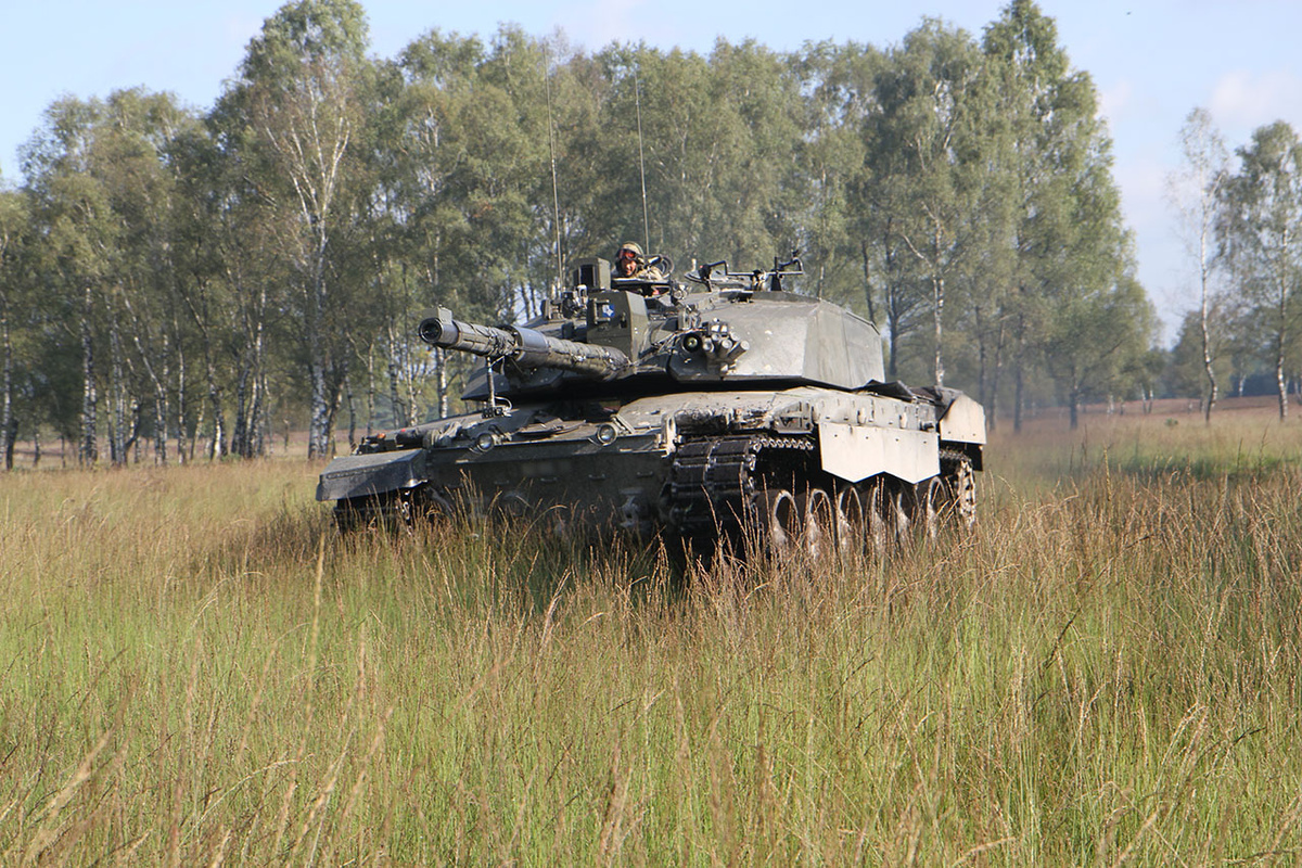 Военная техника оказалась обездвижена.  Фото: Фото: служба распространения визуальной информации Министерства обороны США / dvidshub.net / DoD photo by U.S. Navy Petty Officer 2nd Class Alexander Kubitza (Public Domain)