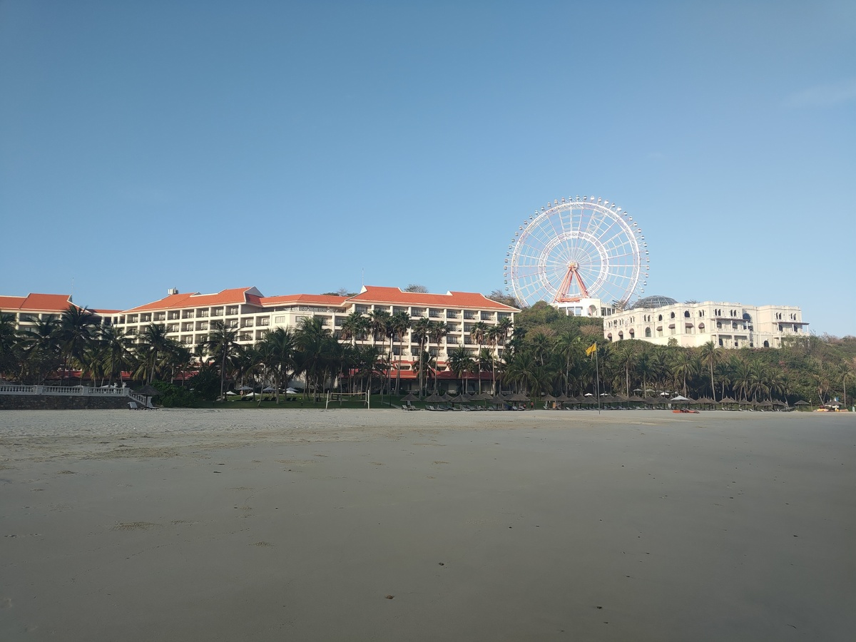 Колесо обозрения. Вид со стороны отеля Vinpearl Resort Nha Trang