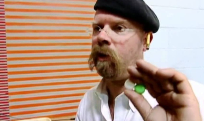 Вот он, с конфетами из мяты