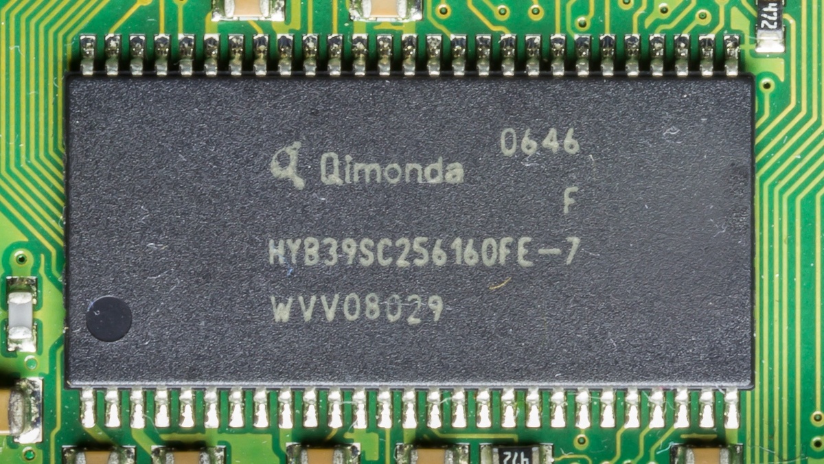Микросхема DRAM памяти Qimonda. Изображение: © Raimond Spekking, CC BY-SA 4.0, commons.wikimedia.org