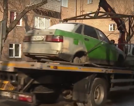     С начала года в Красноярске эвакуировали 16 забытых машин