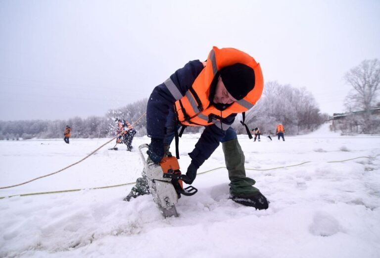    Паводок уже близко. В Оренбурге на реке Сакмара идёт распиловка льда Андрей Севостьянов
