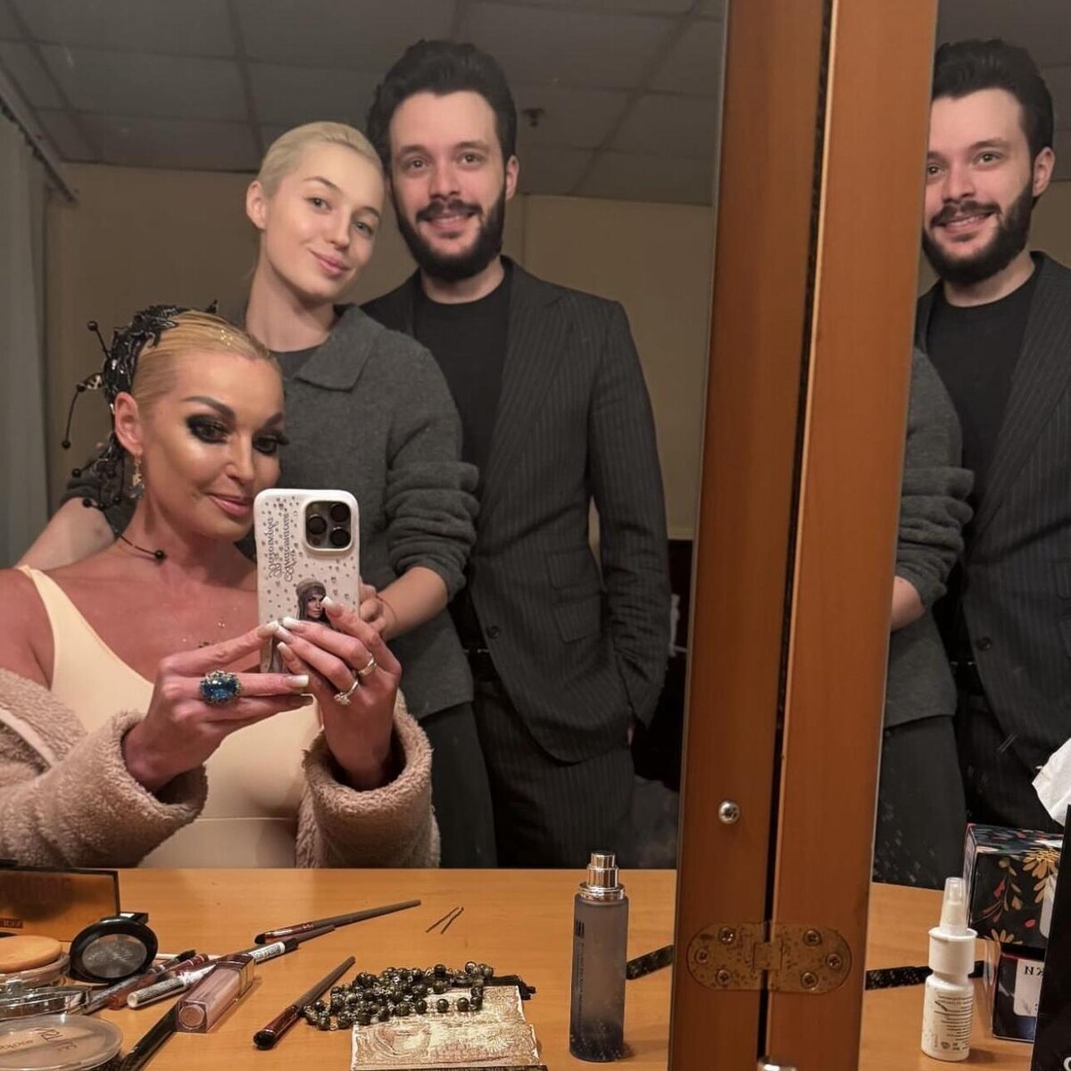    Анастасия Волочкова с дочерью и ее женихом соцсети