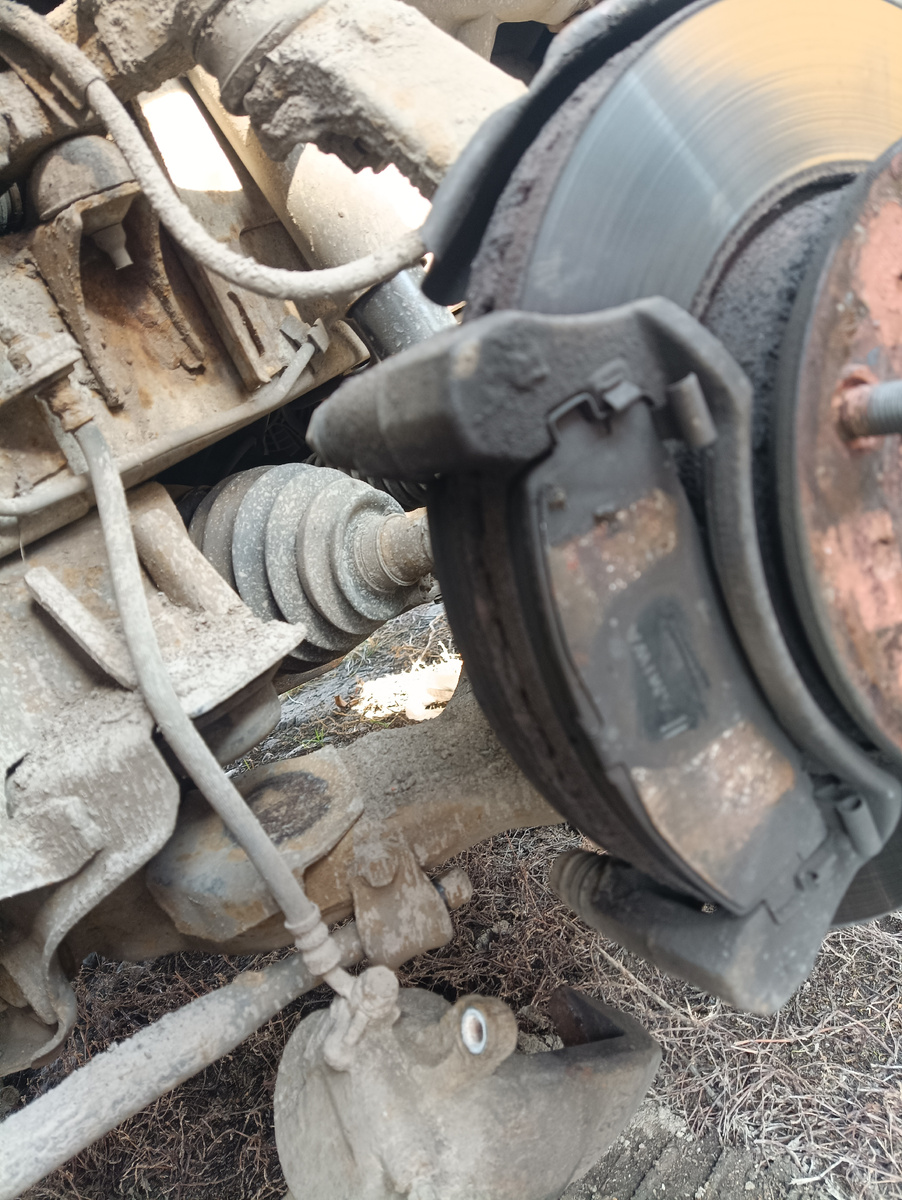 Винт скобы суппорта можно снимать один- верхний, но я не поленился и снял оба