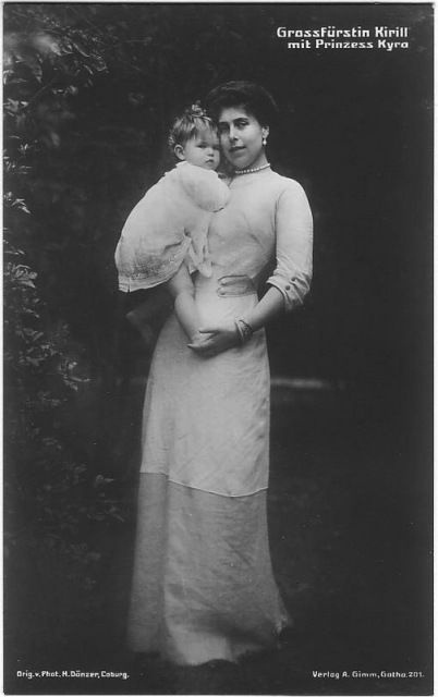 Маленькая Кира с матерью.