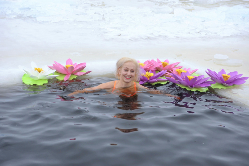    Моржи из Петрозаводска поздравили прекрасных дам в прорубиКлуб спортивного зимнего плавания "Виктория" г. Петрозаводск / ВК