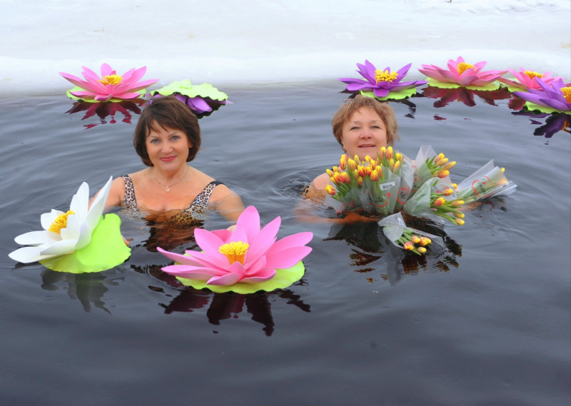    Моржи из Петрозаводска поздравили прекрасных дам в прорубиКлуб спортивного зимнего плавания "Виктория" г. Петрозаводск / ВК