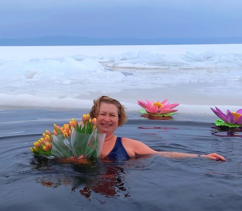    Моржи из Петрозаводска поздравили прекрасных дам в прорубиКлуб спортивного зимнего плавания "Виктория" г. Петрозаводск / ВК