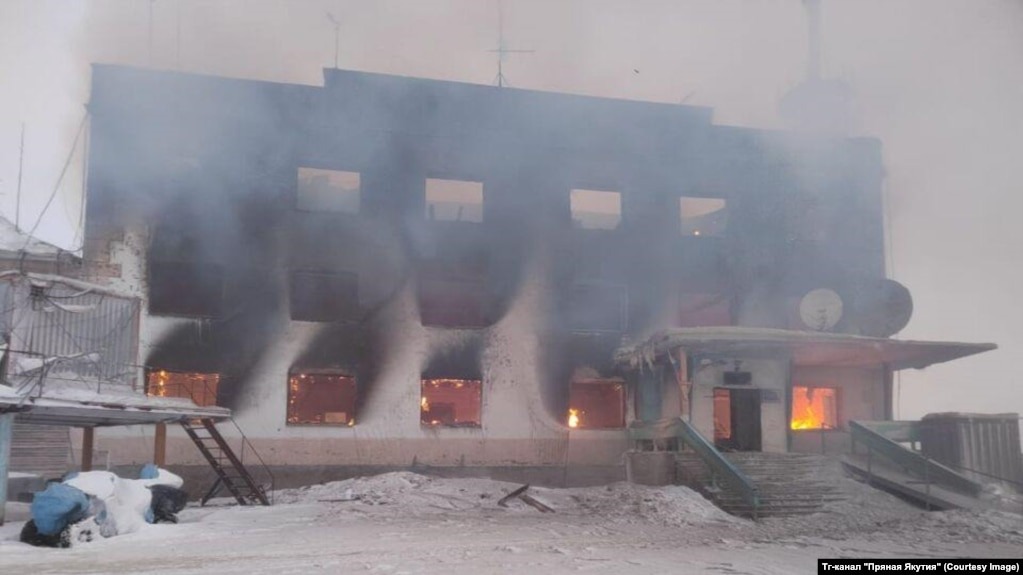 Сгоревшее административное здание в Нижнеянске