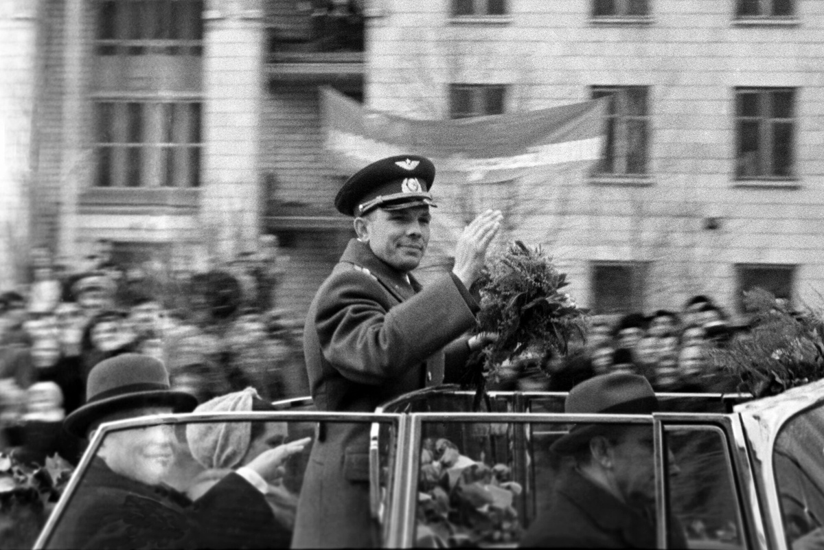 Юрий Гагарин на Ленинском Проспекте в Москве. Именно с апреля 1961 года по Ленинскому проспекту традиционно ввозили космонавтов в Столицу с праздничным кортежем.