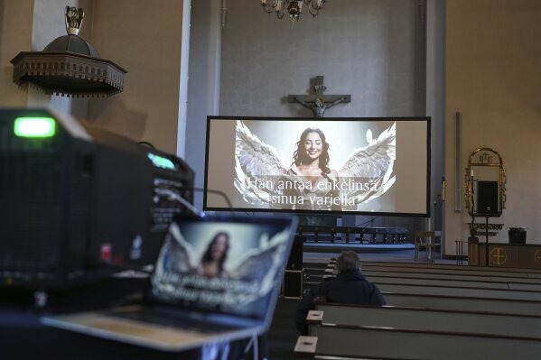 Аватары,  созданные искусственным интеллектом, на экране во время репетиции  службы, созданной искусственным интеллектом, в лютеранской церкви  Святого Павла в Хельсинки, Финляндия, вторник, 4 марта 2025 года