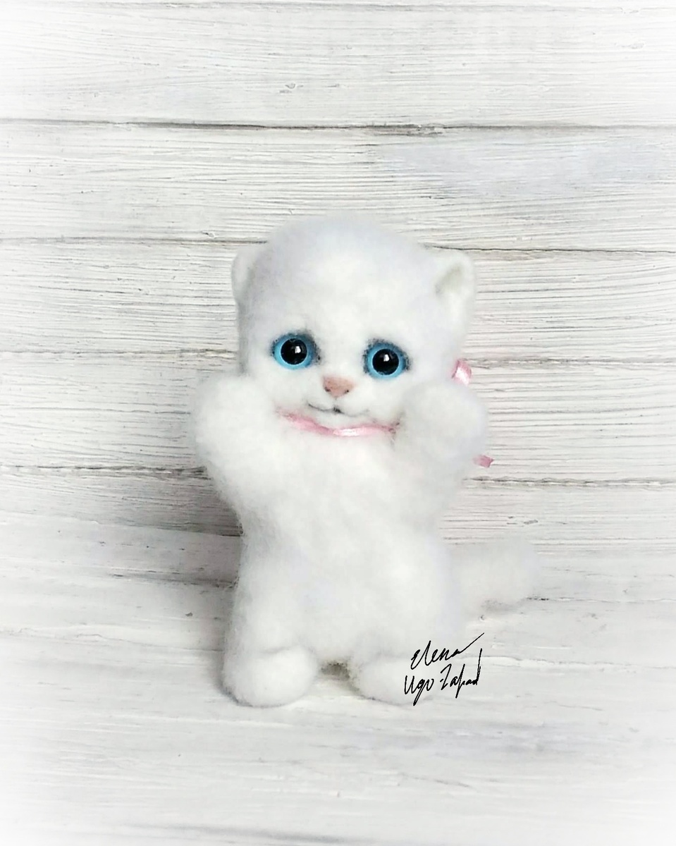 Валяный мини котенок