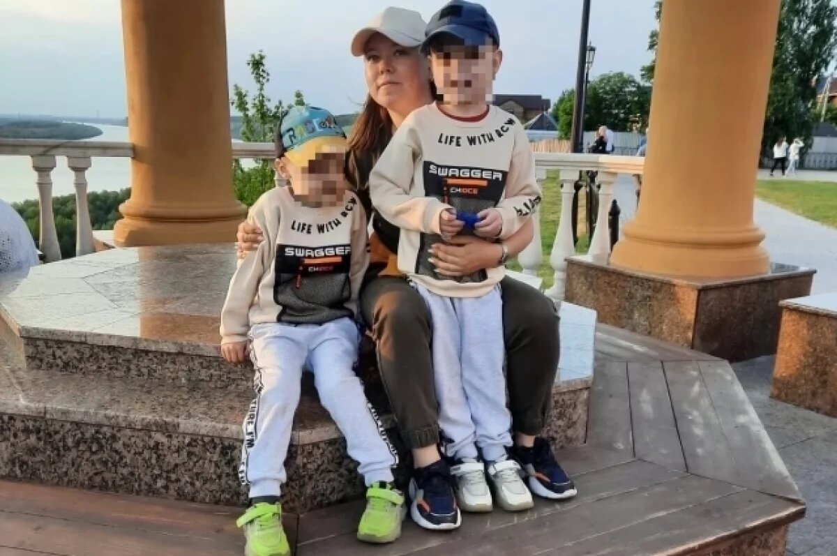    Алексей в белых кроссовках и синей кепке. В 2024 году мальчик серьезно пострадал на детском утреннике, упав с шестиметровой высоты.