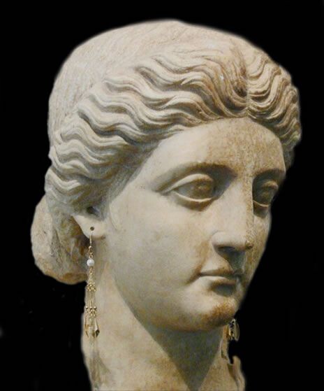 Мать Цезаря Аврелия Котта.