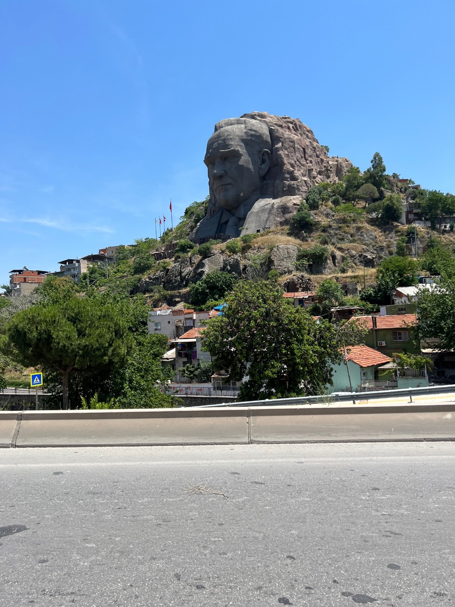 Маска Ататюрка. Высота бетонного бюста 42 метра.