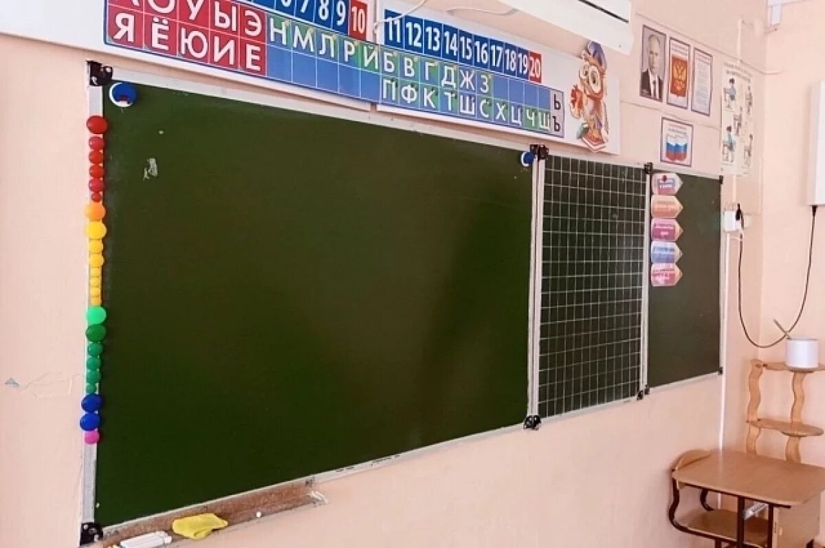    Школьник из Перми на глазах одноклассников схватил учительницу рукой за шею