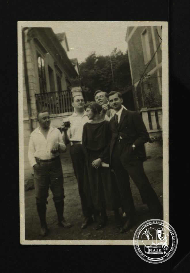 Фотография А.Т. Аверченко в группе с К.П. Бельговским. [1921-1924] РГАЛИ. Ф.32. Оп. 1