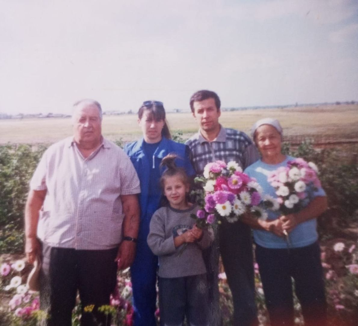 Я с дедушкой, бабушкой, папой и сестрой. Фотография из семейного архива автора. 