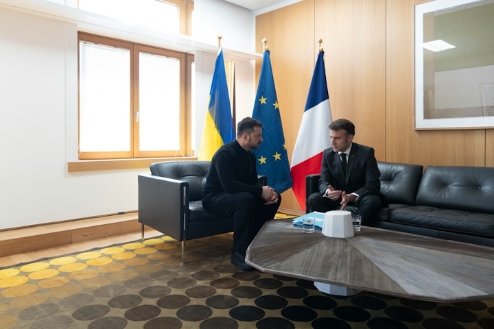 Владимир Зеленский (слева) и Эммануэль Макрон (справа) // фото: пресс-служба президента Франции.