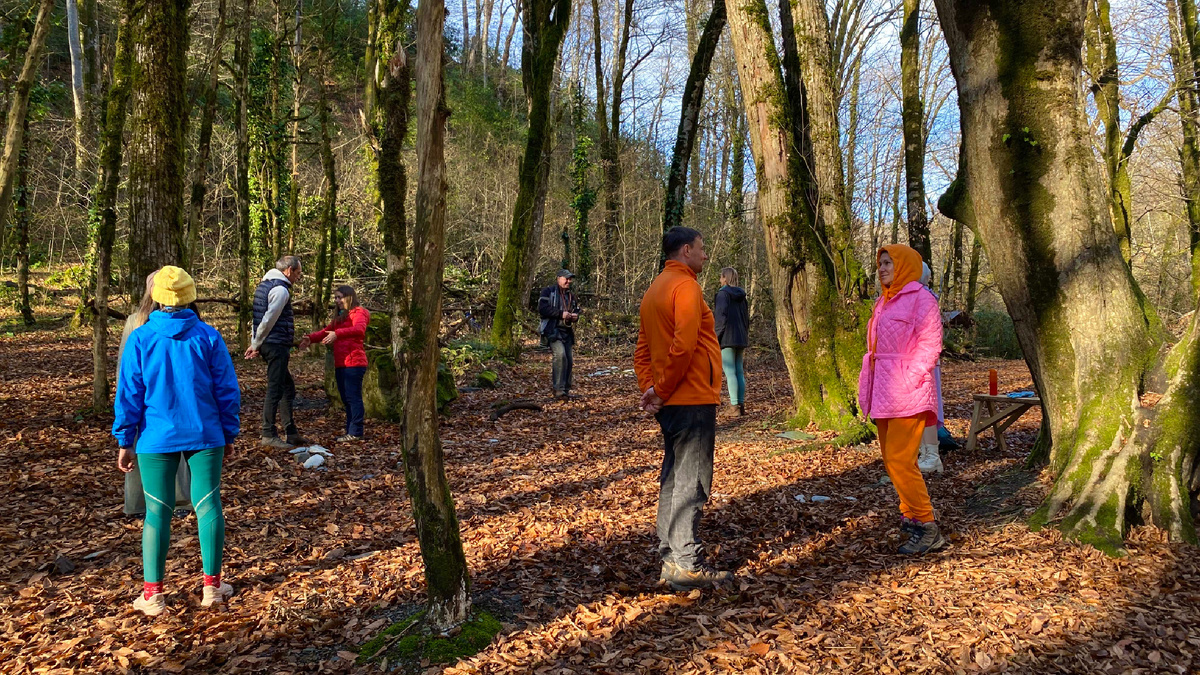 Группа лесных гуляльщиков во время выполнения парных практик