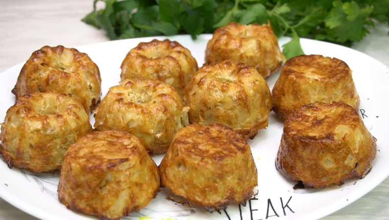 Беру капусту, 3 яйца и готовлю капустные котлеты в духовке. Обожаю их со сметанкой. Даже дети едят с огромным удовольствием.