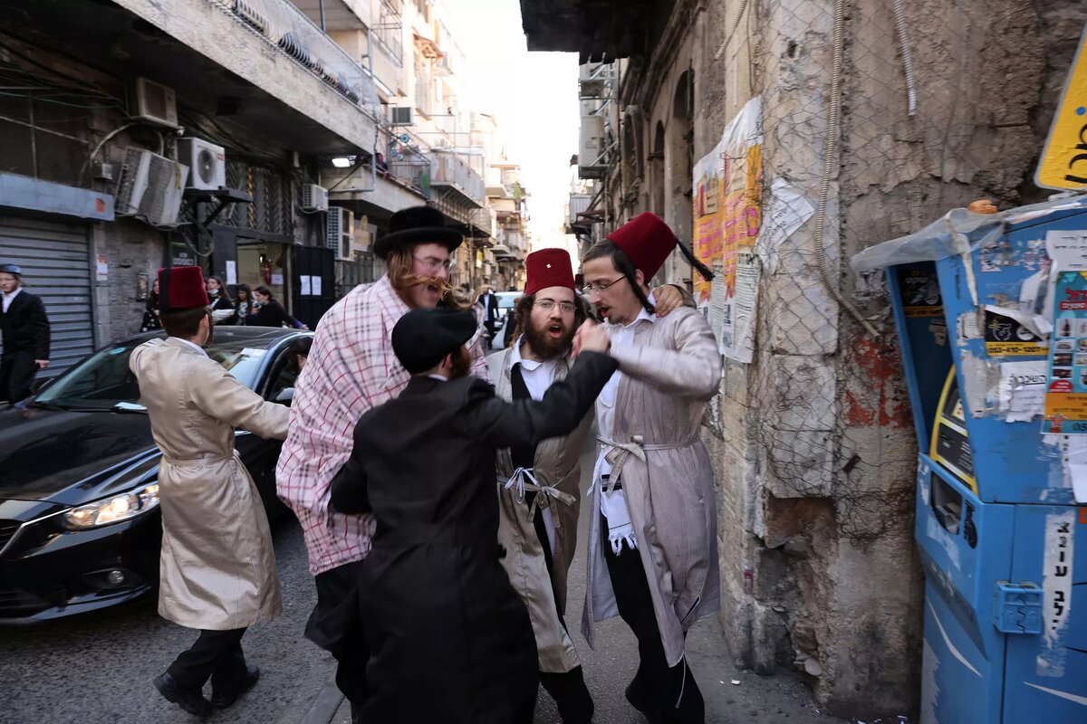 Пандемия коронавируса COVID - верующие евреи празднуют Пурим, Иерусалим
© REUTERS / RONEN ZVULUN