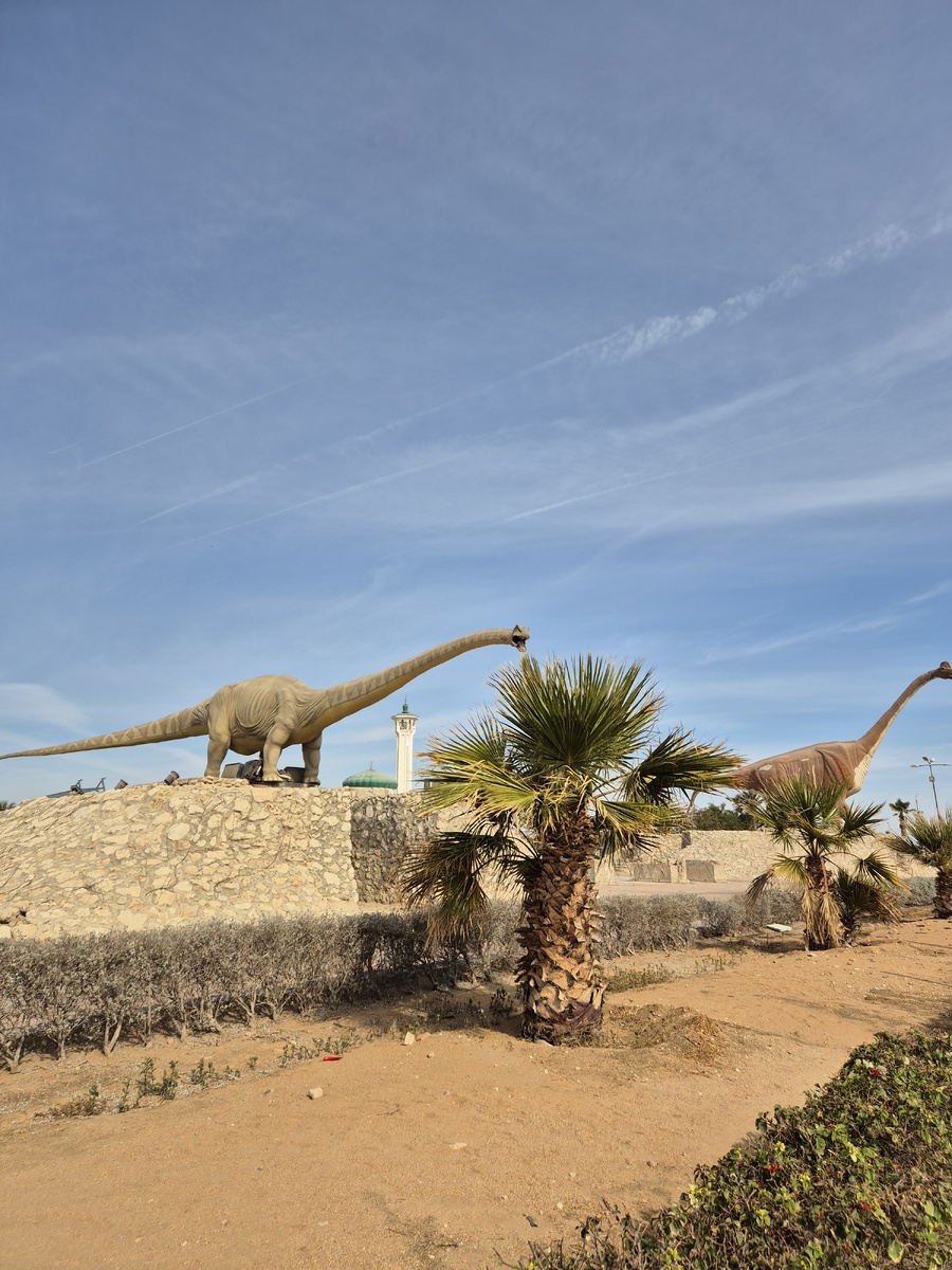 Динозавры перед поворотом к музею.