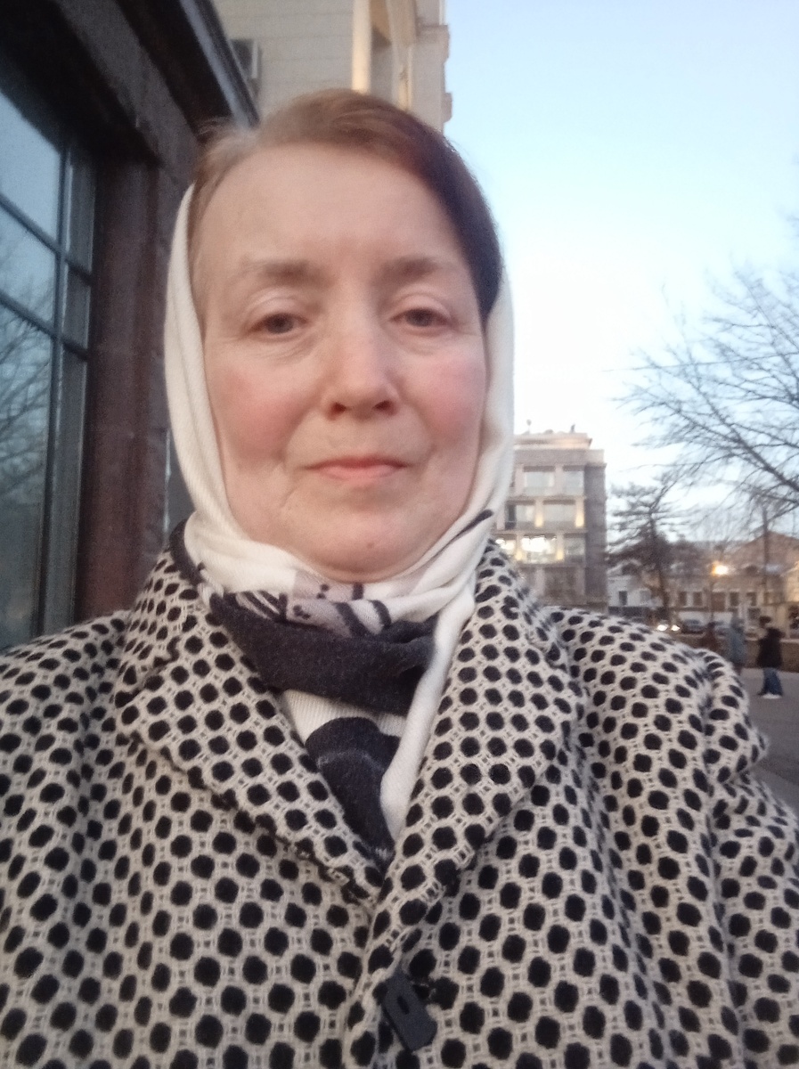 Автор возле к/т "Иллюзион". Было жарковато даже в демисезонном пальто!