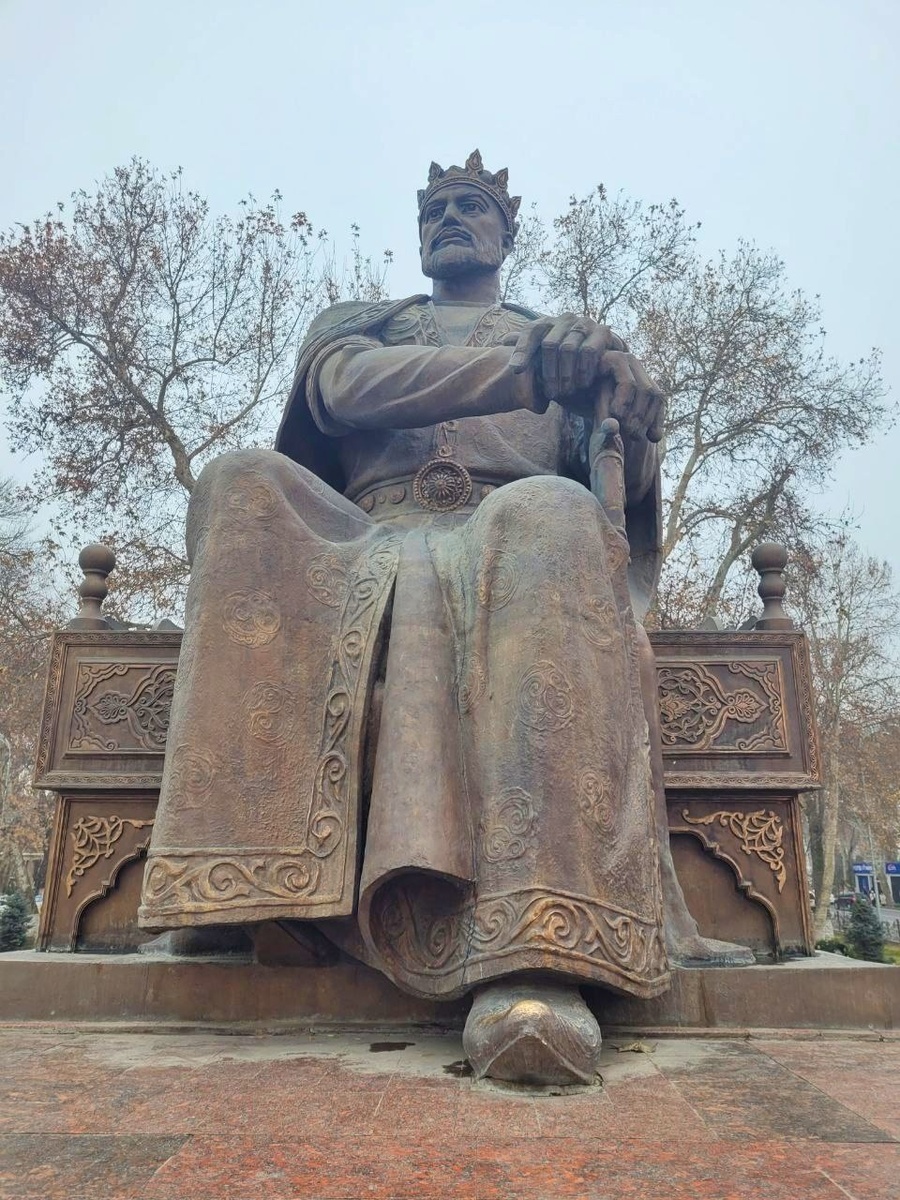 Огромный памятник Тамерлану, установленный в Самарканде